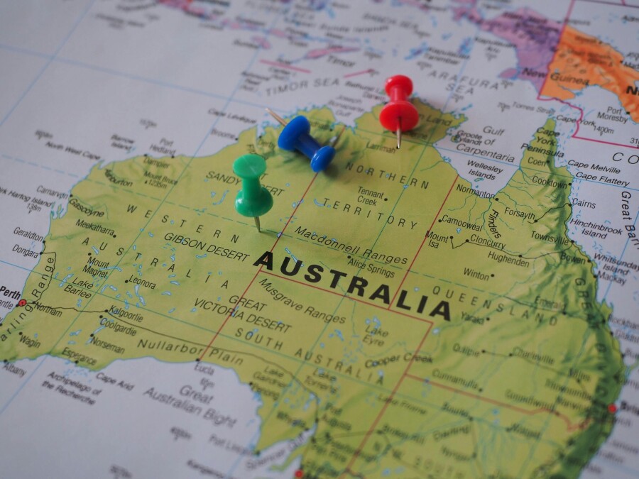 Discover the cheapest ways to travel Australia in 2026, including $1 campervan relocations, free camping, budget flights and backpacker tips.